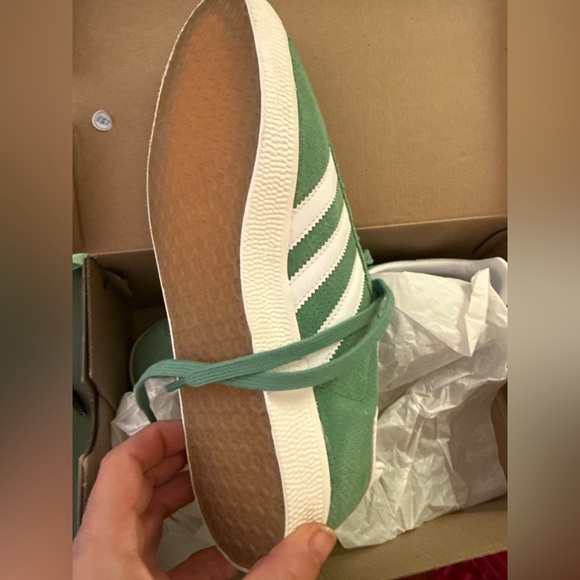 NEW IN BOX Adidas Women's Gazelle Classic Green and White Sneakers - Picture 2 of 4